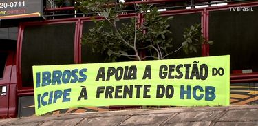 Profissionais e população protestam contra fechamento de hospital no DF