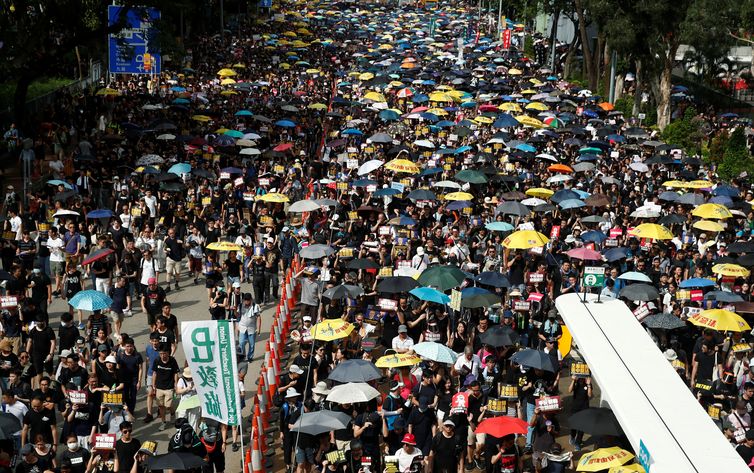 REUTERS/Edgar Su/Direitos reservados Manifestantes protestam em Hong Kong
