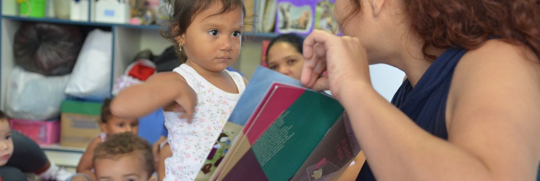 Festival Itinerante leva literatura para bebês no DF Crianças interagem durante a leitura