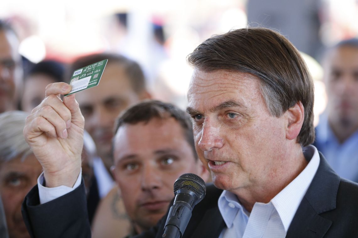 Fernando Frazão/Agência Brasil O presidente da República, Jair Bolsonaro, participa da cerimônia de brevetação, formatura de novos paraquedistas, no 26º Batalhão de Infantaria Paraquedista, na Vila Militar.