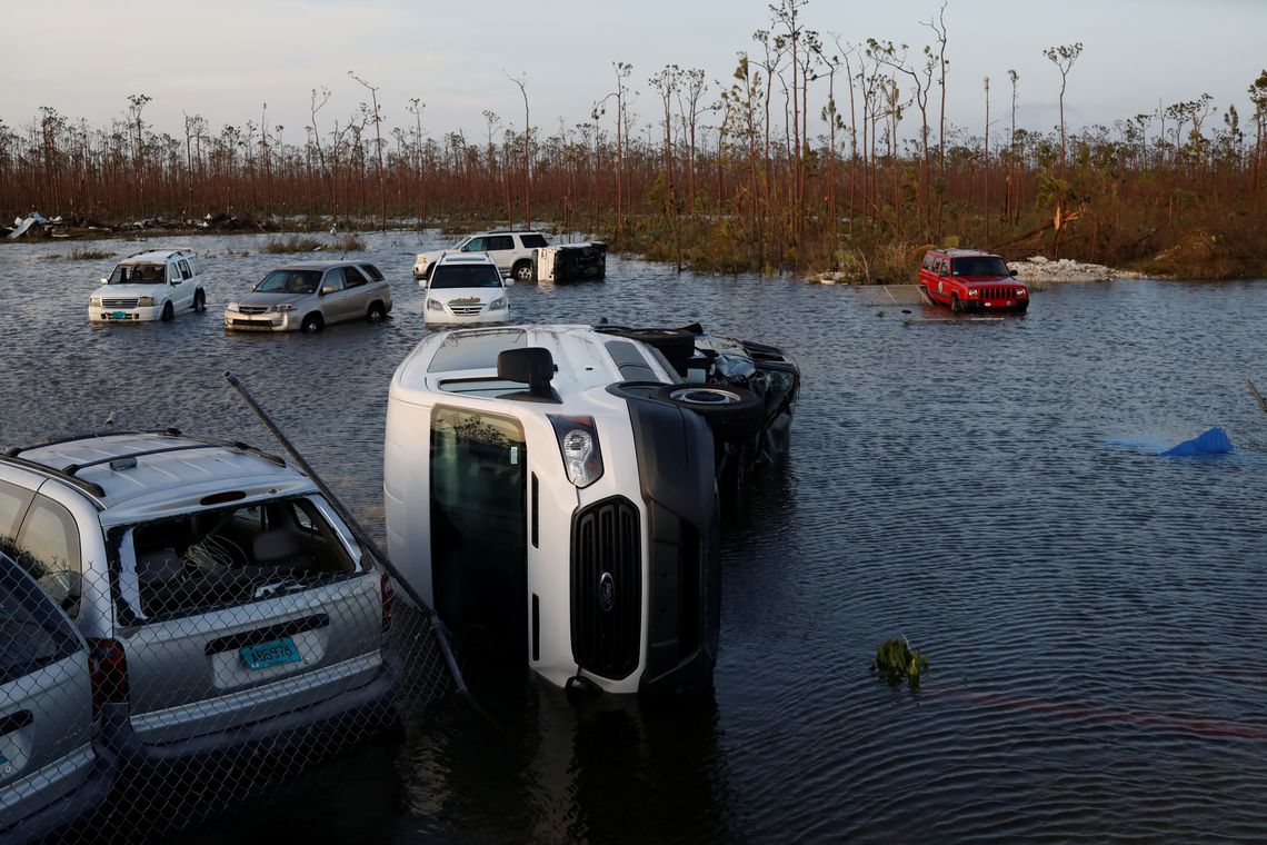 Carros são vistos em um estacionamento alagado em uma instalação ao lado do Aeroporto Internacional Leonard M. Thompson depois que o furacão Dorian atingiu as Ilhas Abaco em Marsh Harbour, Bahamas, em 4 de setembro de 2019. REUTERS / Marco Bello