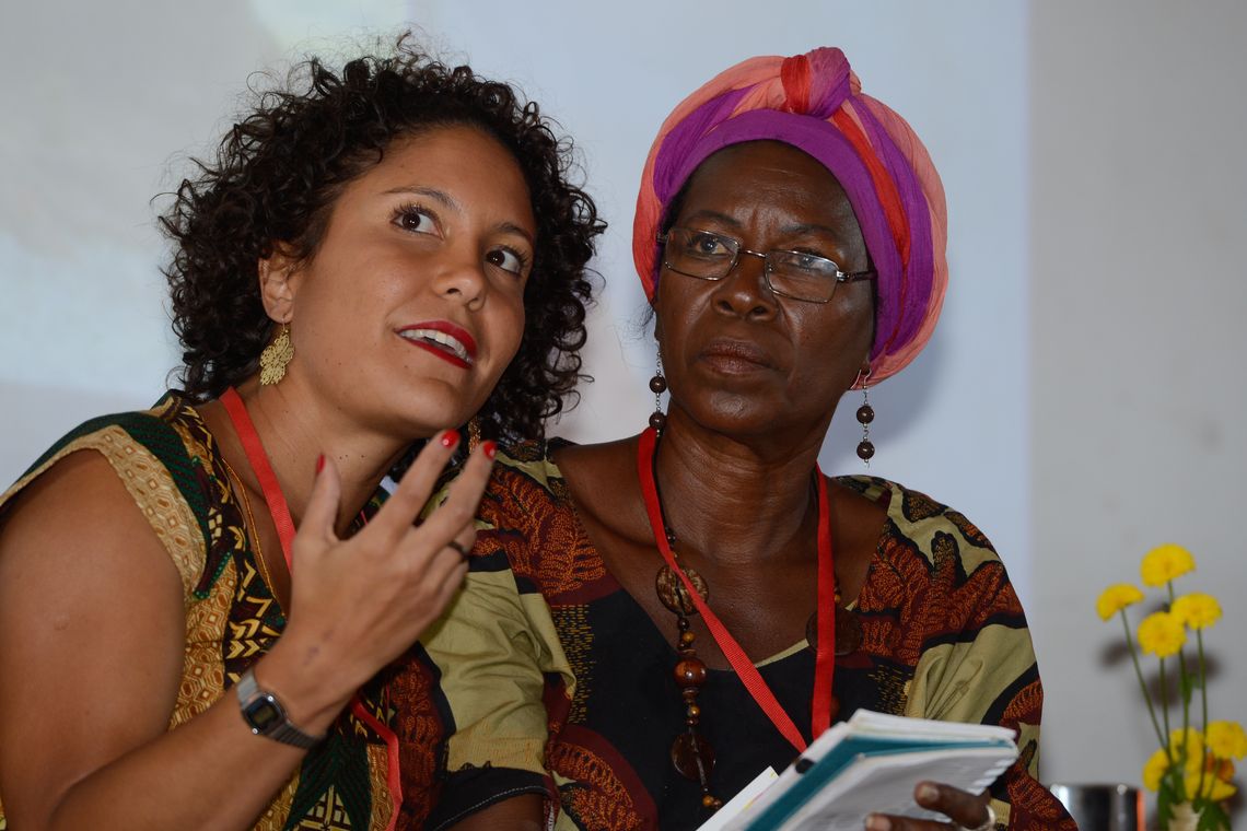 Valter Campanto/Agência Brasil Antropóloga Paula Balduino, meiadora, e Inés Morales, do Equador, durante palestra Territórios Negros, fontes de sabedoria ancestral, no Festival Latinidades 2014 (Valter Campanato/Agência Brasil)
