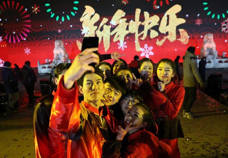 Artistas chineses tiram selfie após apresentação em Pequim