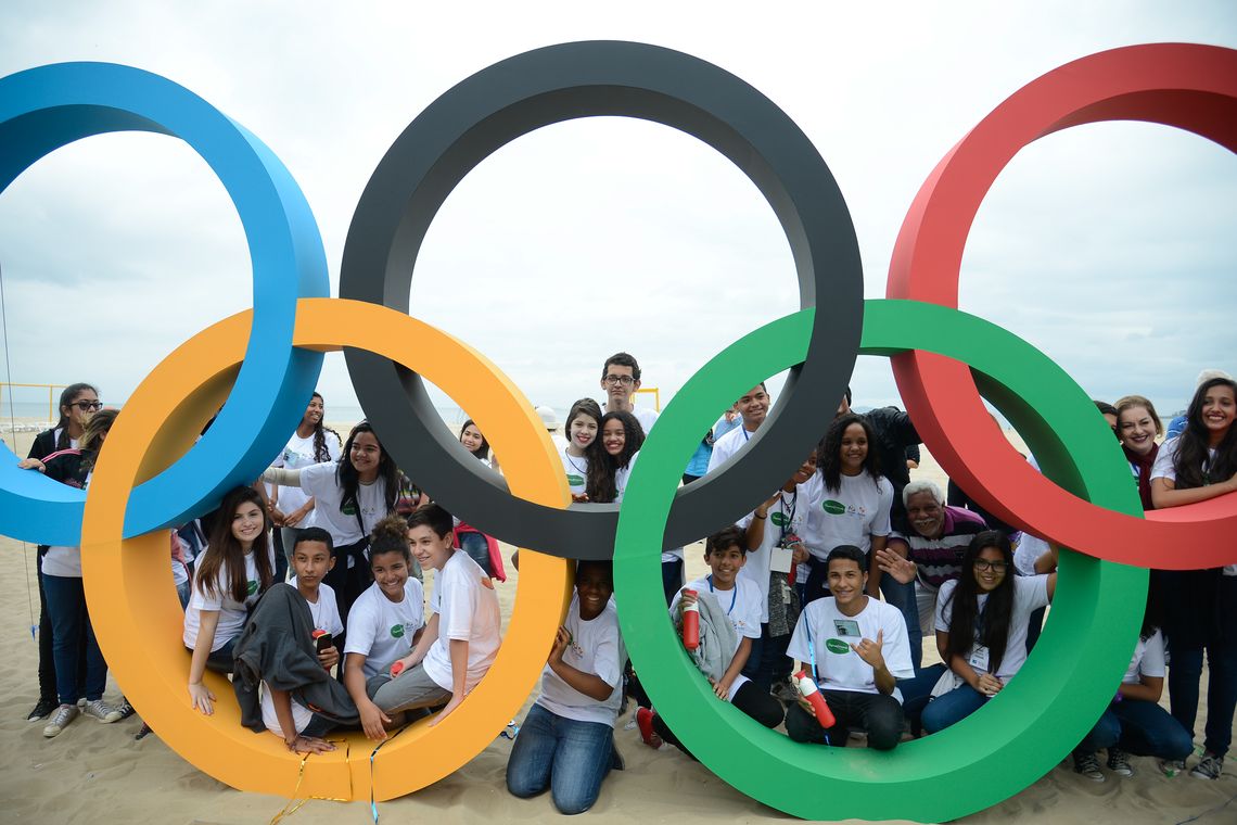 Tomaz Silva/Agência Brasil Rio de Janeiro - Estudantes, professores do Projeto Transforma e autoridades participam da inauguração da escultura dos aros olímpicos em Copacabana (Tomaz Silva/Agência Brasil)