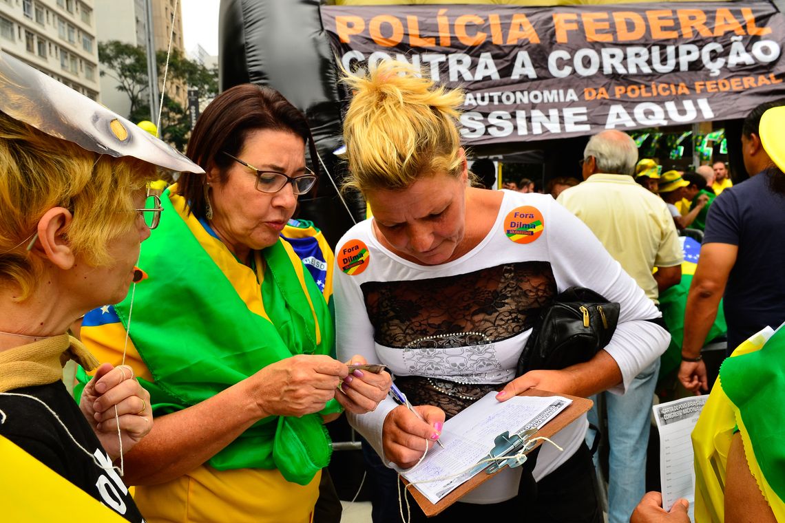 Rovena Rosa/Agência Brasil São Paulo - Manifestação na Avenida Paulista, região central da capital, contra a corrupção e pela saída da presidenta Dilma Rousseff (Rovena Rosa/Agência Brasil)
