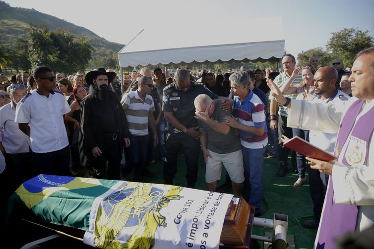  Enterro do capitão policial militar Estefan Cruz Contreiras, lotado no 18º batalhão de  Jacarepaguá, no Cemitério Jardim da  Saudade, em Sulacap