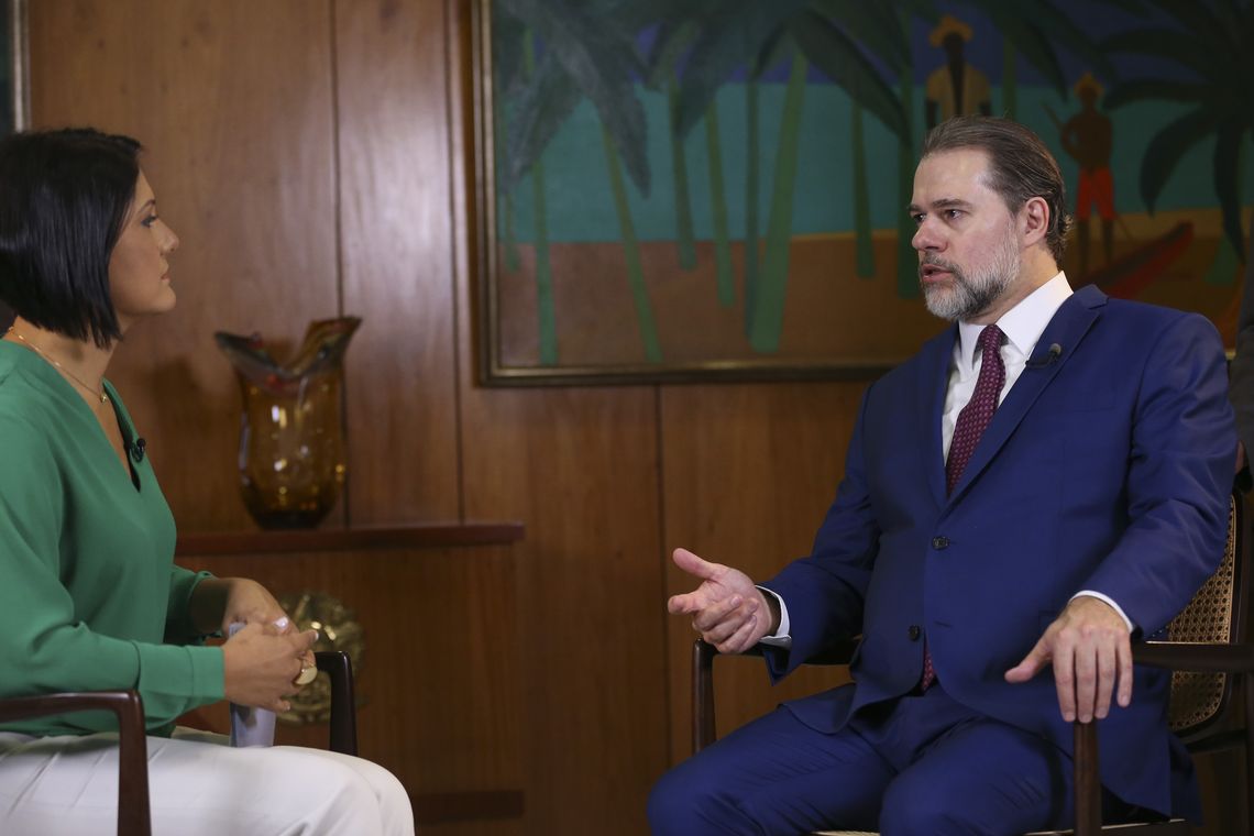 O presidente da República em exercÃcio, Dias Toffoli, durante entrevista exclusiva à jornalista Roseann Kennedy, da TV Brasil.
