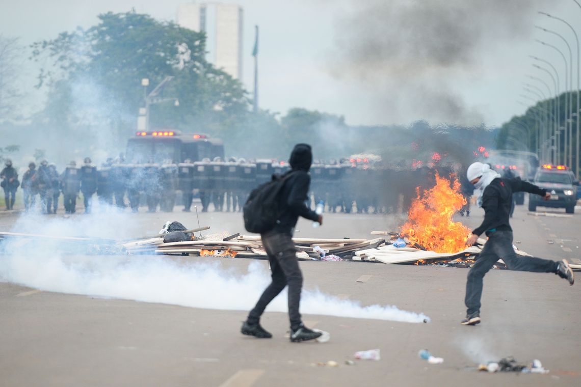 Marcello Casal jr/Agência Brasil Brasília - Policiais e manifestantes entram em confronto na Esplanada dos Ministérios durante protesto contra a aprovação da PEC do Teto dos Gastos Públicos (Marcello Casal Jr/Agência Brasil)