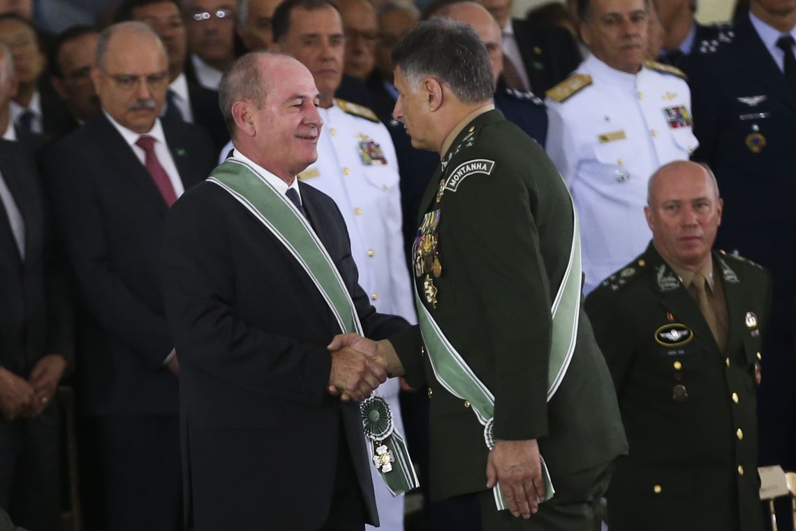 Valter Campanato/Agência Brasil O ministro da Defesa,Fernando Azevedo, cumprimenta o novo comandante do Exercito, general Edson Leal Pujol. solenidade de passagem de Comando