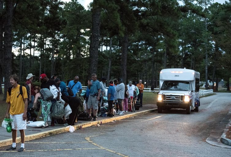 Moradores de Wilmington, na Carolina do Norte, buscam refÃºgio em uma escola depois de deixarem suas casas em razÃ£o da proximidade do FuracÃ£o Florence
