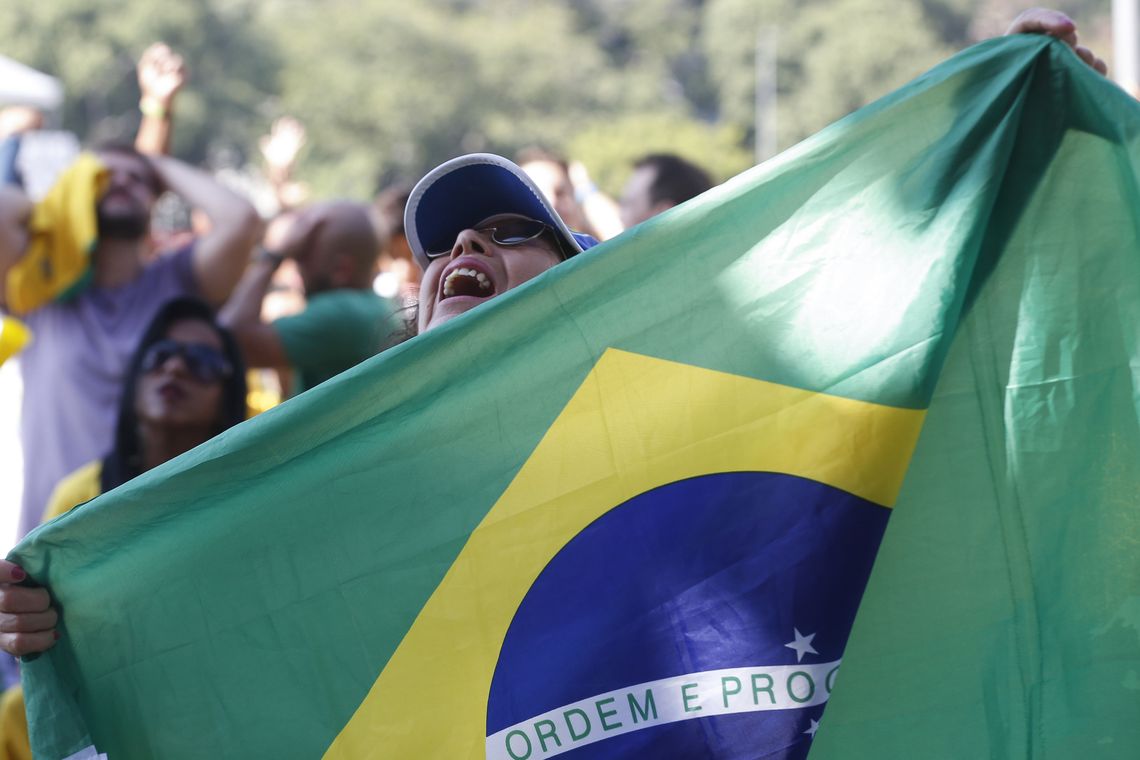 Tomaz Silva/Agência Brasil Torcedores comemoram vitória do Brasil no jogo contra a Costa Rica na Praça Mauá, região central do Rio.
