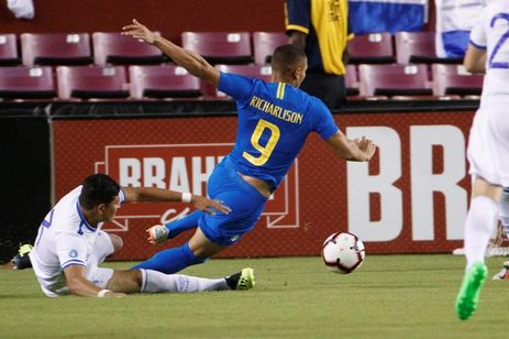 Atacante Richarlison, do clube inglÃªs Everton, foi destaque na goleada da seleÃ§Ã£o brasileira sobre El Salvador por 5 a 0, marcando dois gols e ainda sofrendo pÃªnalti.