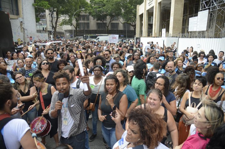  Profissionais da saúde do município do Rio protestam em frente à Justiça do Trabalho, no centro da capital.