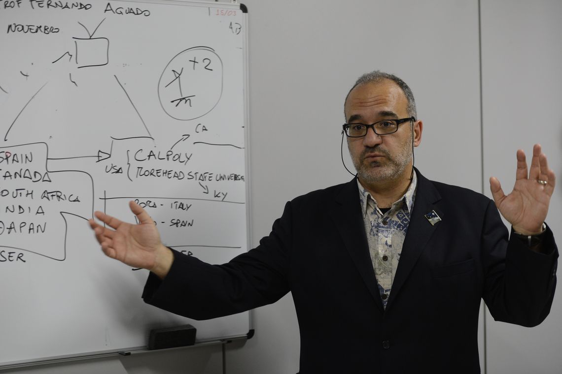ABR O primeiro nanossatélite brasileiro está sendo construído, em Brasília, pela Agência Espacial Brasileira. O norte-americano Jordi Puig-Suari, considerado um dos pais dos nanossatélites, está em Brasília para avaliar o projeto brasileiro. O