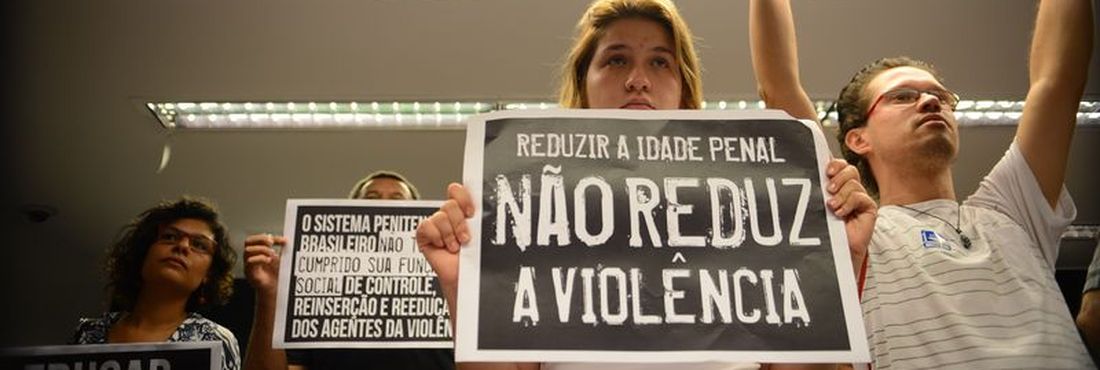 Manifestantes protestam contra redução da idade penal na CCJ da Câmara Manifestantes protestam contra redução da idade penal na CCJ da Câmara