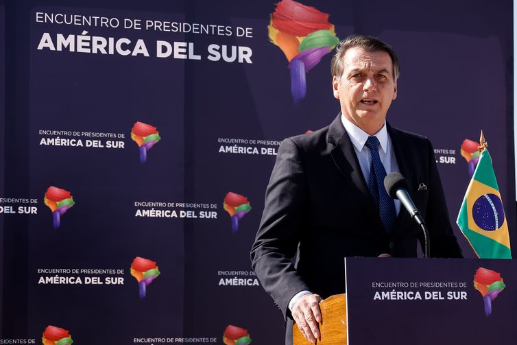 O presidente do Brasil, Jair Bolsonaro, concede entrevista coletiva ao desembarcar em Santiago, Chile.