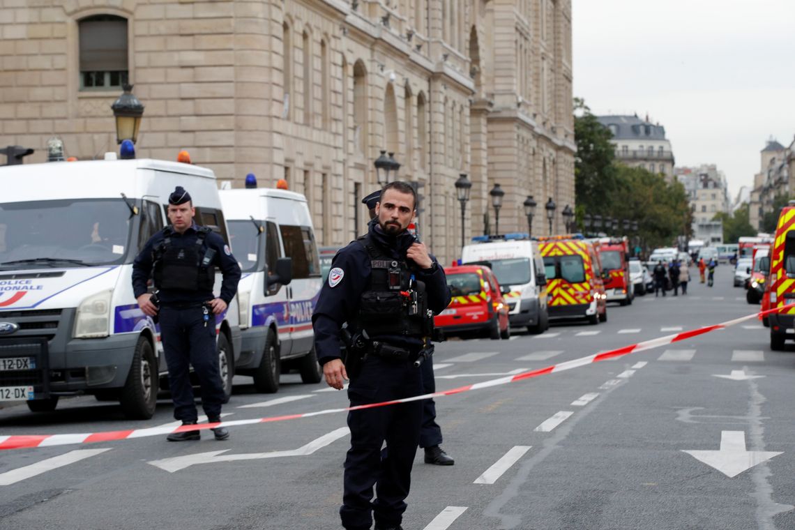 A polícia francesa protege a área em frente à sede da Polícia de Paris em Paris, França, em 3 de outubro de 2019. REUTERS / Philippe Wojazer
