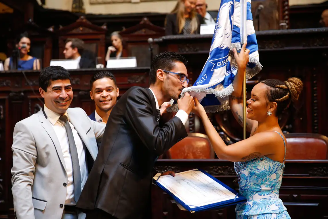 Tânia Rêgo/Agência Brasil Rio de Janeiro - Mohamed Ali Kenawy, imigrante sírio agredido em Copacabana recebe o título de cidadão fluminense, no Palácio Tiradentes, sede da Assembleia Legislativa do Estado do Rio de Janeiro (Tânia Rêgo/Agência Brasil)