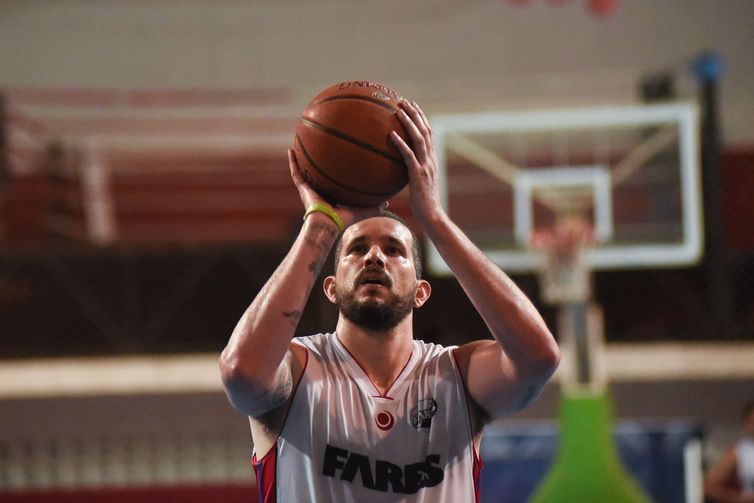 24/10/2019 - BRASIL / SALVADOR - 67º Jogos Universitários Brasileiros (JUBs) Etapa Final -
Basquete Masculino
FARES - RR 35 x 64 UniNassau - PE
Em destaque na imagem: Thiago Cordeiro, camisa branca 54
Ginásio Municipal Lauro de Freitas
Saulo