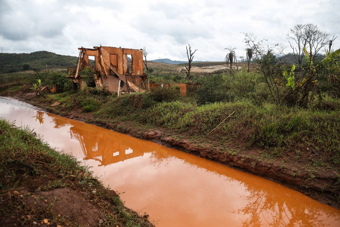 José Cruz/Agência Brasil Mariana (MG) - Ruínas em Bento Rodrigues, distrito de Mariana, dois anos após a tragédia do rompimento da Barragem de Fundão, da mineradora Samarco (José Cruz/Agência Brasil)