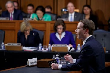 Washington (EUA) - O presidente e fundador do Facebook, Mark Zuckerberg, depõe em audiência conjunta das comissões de Comércio e de Justiça do Senado. EFE/SHAWN THEW