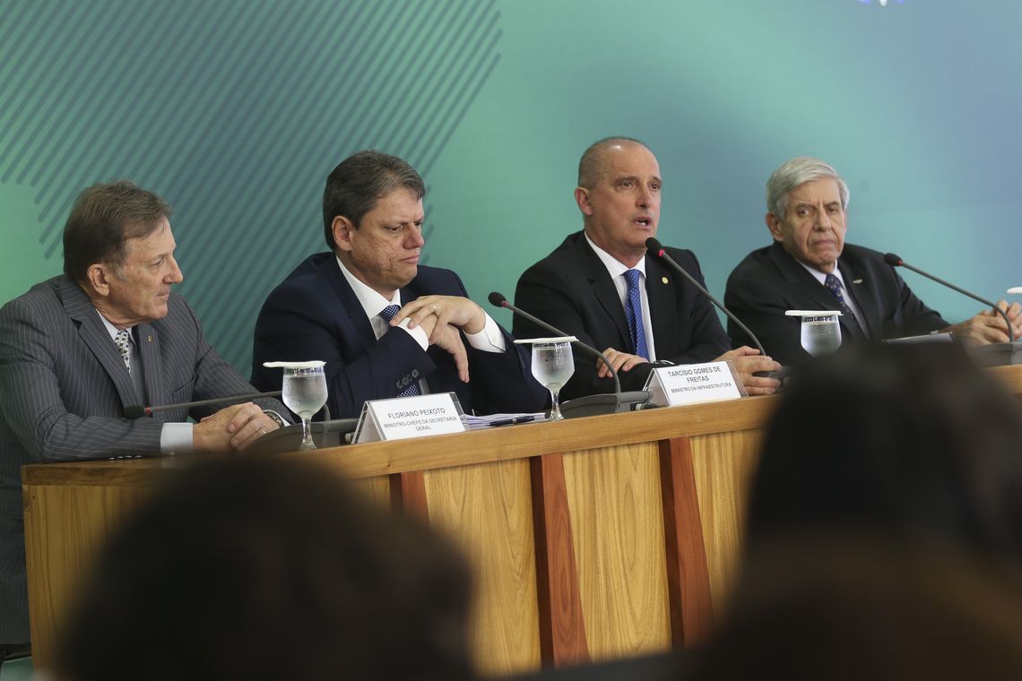 Antonio Cruz/Agência Brasil Os ministros da Secretaria-Geral, Floriano Peixoto, da Infraestrutura, Tarcísio Gomes de Freitas, da Casa Civil, Onyx Lorenzoni, e do GSI, General Augusto Heleno, anunciam medidas para atender o setor de transporte de cargas do país.