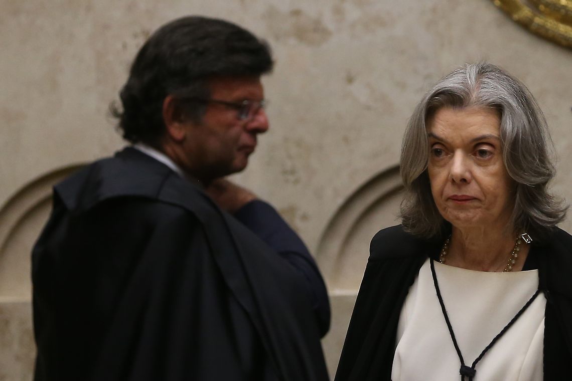José Cruz/Agência Brasil Brasília - O ministro Luiz Fux e a presidente do Supremo Tribunal Federal, Cármen Lúcia, durante julgamento do pedido de habeas corpus do ex-presidente Lula (José Cruz/Agência Brasil)