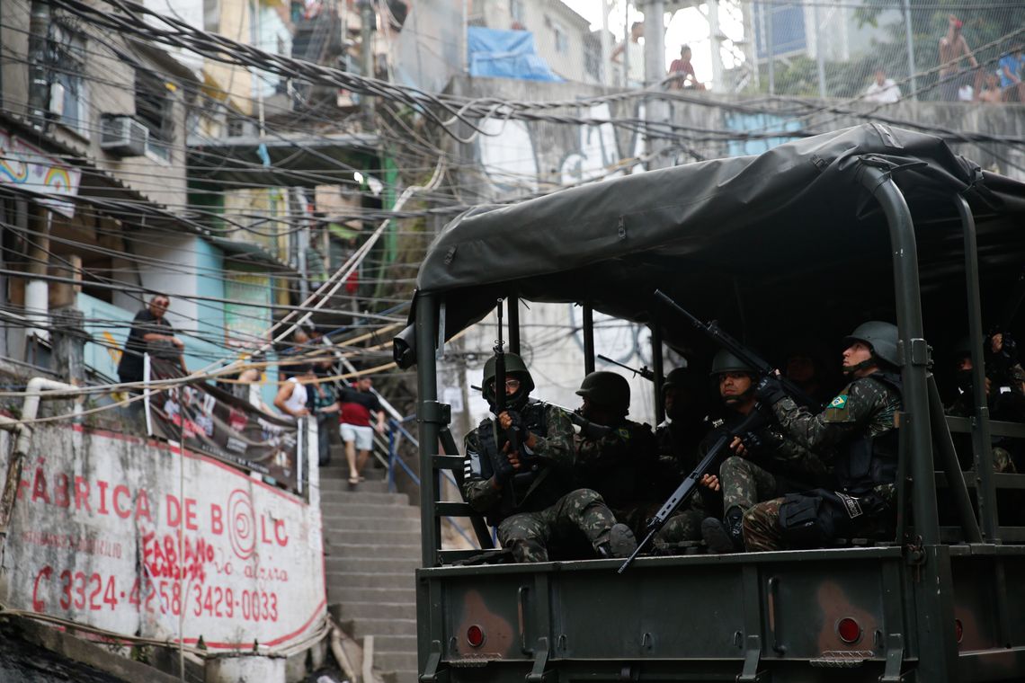 Fernando Frazão/Agência Brasil Rio de Janeiro - Militares fazem operação na favela da Rocinha após guerra entre quadrilhas rivais de traficantes pelo controle da área (Fernando Frazão/Agência Brasil)