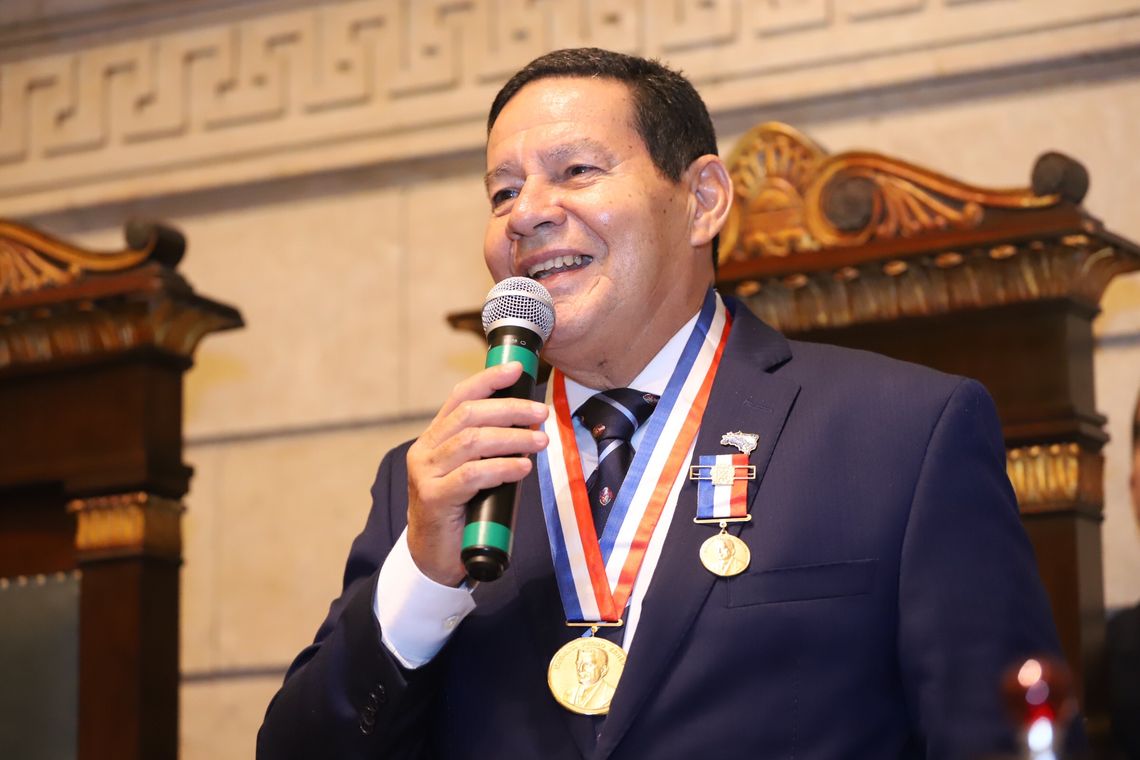 Adnilton Farias/VPR O vice-presidente da República, Hamilton Mourão, durante cerimônia de concessão da Medalha de Mérito Pedro Ernesto e Título de Cidadão Honorário do Município do Rio de Janeiro.