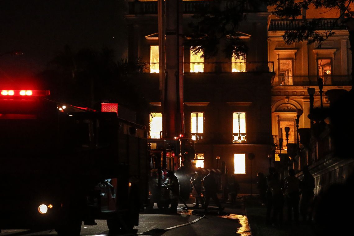 Tânia Rego/AgenciaBrasil Um incêndio de proporções ainda incalculáveis atingiu, no começo da noite deste domingo (2), o Museu Nacional do Rio de Janeiro, na Quinta da Boa Vista, em São Cristóvão, na zona norte da capital fluminense