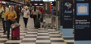 Nova regra relativa ao tamanho da bagagem de mão, que não pode exceder 55 centÃmetros de altura, 35 de largura e 25 de profundidade, já está em vigor no Aeroporto de Congonhas, em São Paulo.