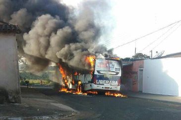 SÃ©rie de ataques deixam Ã´nibus incendiados em cidades de Minas Gerais