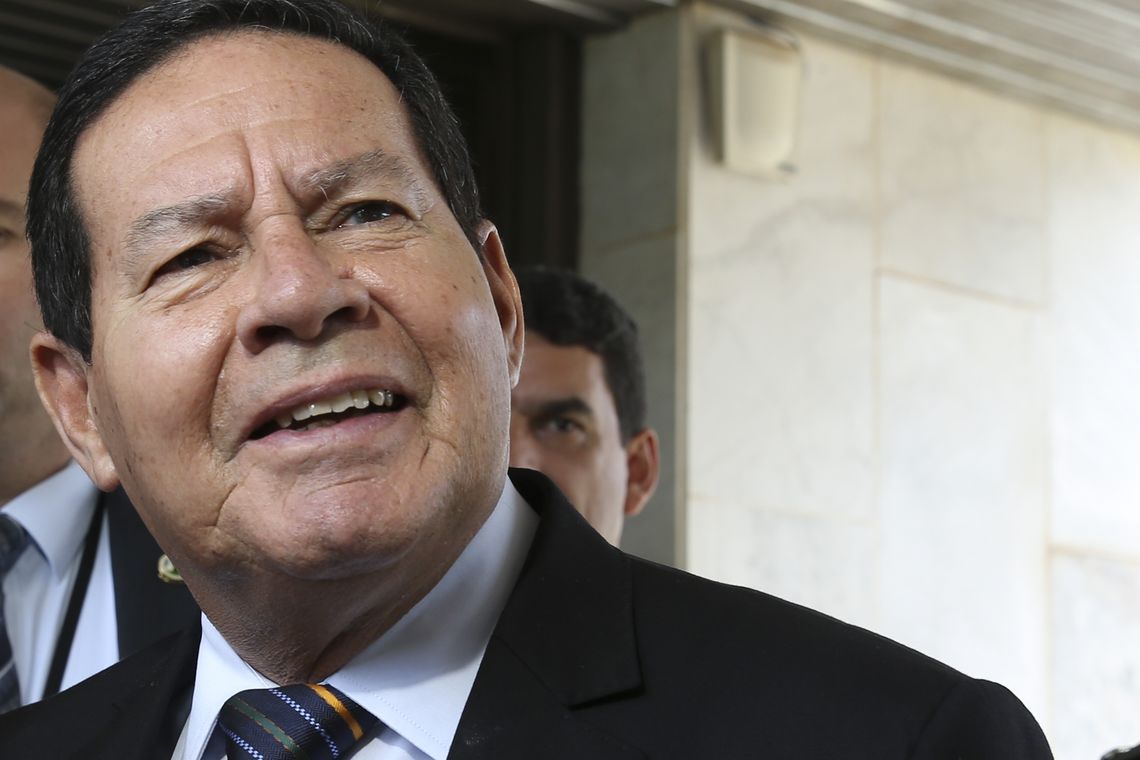 O Presidente em exercício Hamilton Mourão fala à imprensa