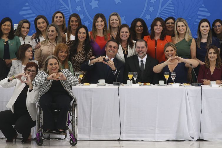 O presidente Jair Bolsonaro toma café da manhã com o presidente do Supremo Tribunal Federal, Dias Tofolli, senadoras e deputadas Federais.