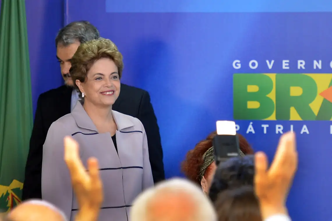 Antonio Cruz/Agência Brasil Brasília - A presidenta Dilma Rousseff, durante cerimônia no Palácio do Planalto, recebe apoio de intelectuais e artistas contra o processo de impeachment (Antonio Cruz/Agência Brasil)