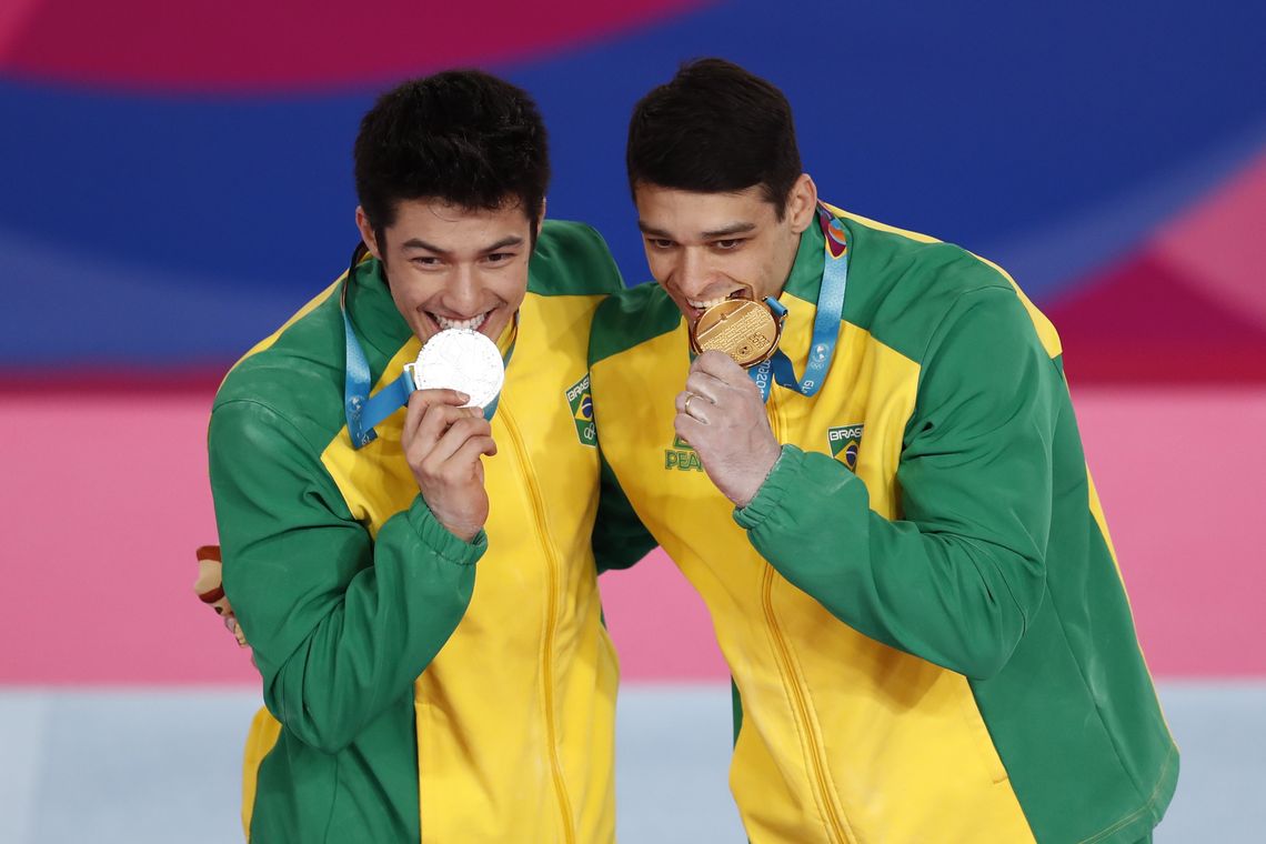 GinÃ¡stica ArtÃ­stica, O brasileiro Carlos Barretto comemora com o compatriota Arthur Nory no pÃ³dio depois de ganhar ouro e prata, respectivamente