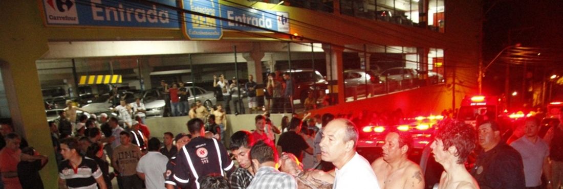 Incêndio em boate deixa centenas de mortos e feridos na cidade. As causas da tragédia ainda estão sendo investigadas Incêndio em boate deixa centenas de mortos e feridos na cidade. As causas da tragédia ainda estão sendo investigadas