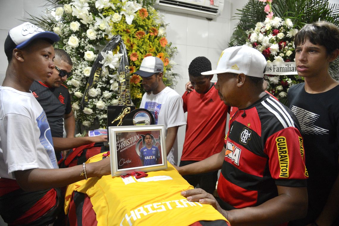 Tânia Rêgo/Agência Brasil Sepultamento do corpo do goleiro do Flamengo, Christian Esmério, de 15 anos, no Cemitério de Irajá. O atleta foi um dos 10 mortos no incêndio de sexta-feira (8) em um dos alojamentos do Ninho do Urubu.