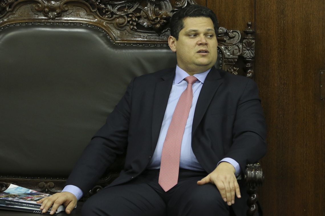 Fabio Rodrigues Pozzebom/Agência Brasil O presidente do Senado, Davi Alcolumbre, recebe o Relatório das Contas do Presidente da República de 2018.