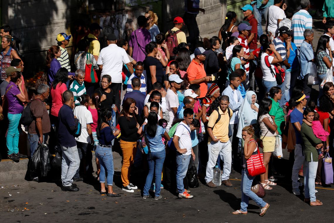 2017Venezuelanos lotam as ruas em Caracas, após paralisação no metrô por blecaute