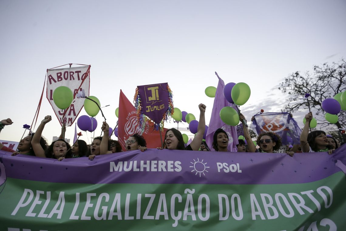 Fabio Rodrigues Pozzebom/Agência Brasil Participantes do Festival Pela Vida das Mulheres caminham do Museu Nacional da República até o Supremo Tribunal Federal (STF). Em frente à Corte, as ativistas fizeram um ato em defesa da descriminalização do aborto.