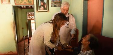 Atendimento de paciente por profissionais do Mais Médicos. Novas adesões de municÃpios podem ser feitas a partir de hoje