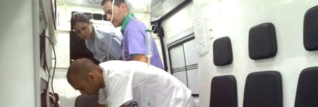 Remoção de pacientes do Iaserj Profissionais de saúde acompanham a remoção de um dos pacientes internados no hospital central do Iaserj