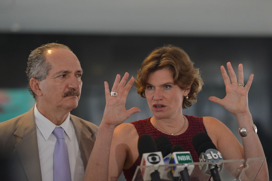 José Cruz/Agência Brasil O ministro da Ciência, Tecnologia e Inovação, Aldo Rebelo, e a professora da Universidade de Sussex, Mariana Mazzucato, falam à imprensa depois de encontro com a presidenta Dilma Rousseff (José Cruz/Agência Brasil)
