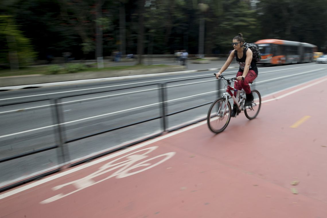 Marcelo Camargo/Agência Brasil Com 2,7 quilômetros de extensão e ligação com 11 outras ciclovias, a ciclovia da Avenida Paulista permite que o ciclista percorra vias exclusivas da Zona Oeste até a Zona Sul da cidade (Marcelo Camargo/Agência Brasil)