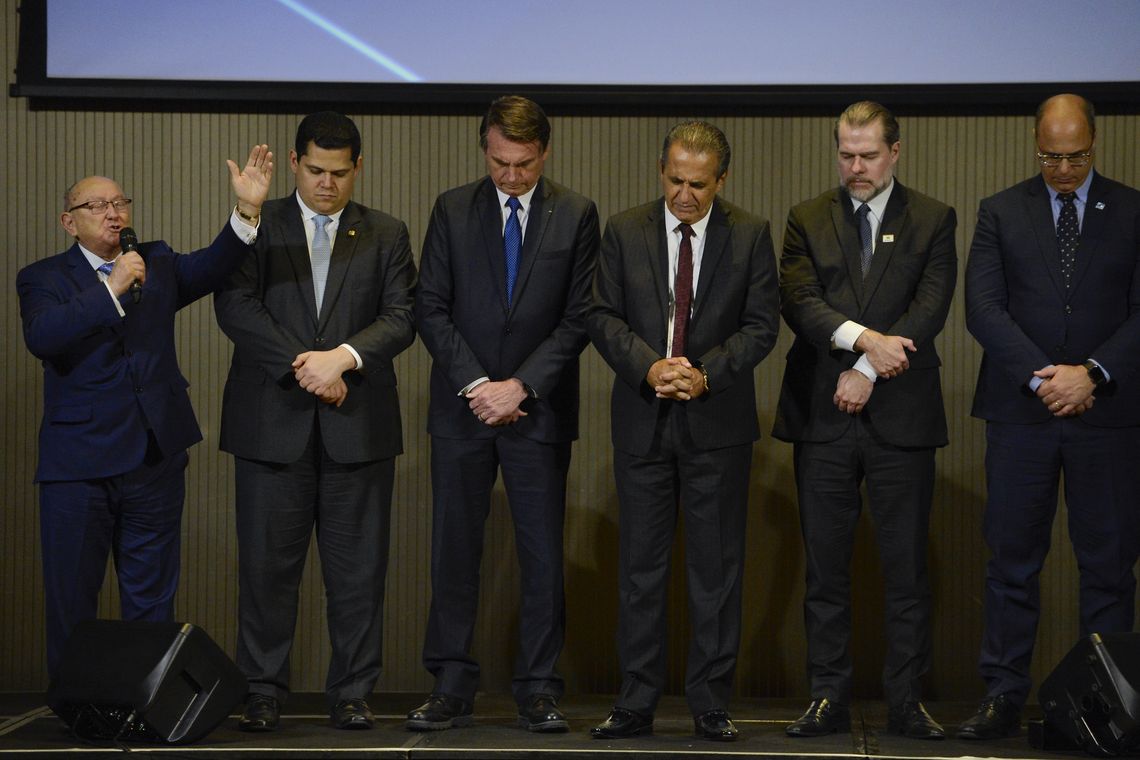 Tânia Rêgo/Agência Brasil O presidente do Senado, Davi Alcolumbre, o presidente Jair Bolsonaro, o pastor Silas Malafaia, o presidente do Supremo Tribunal Federal, Dias Toffoli, e o governador do Rio, Wilson Witzel, participam do almoço com pastores evangélicos.