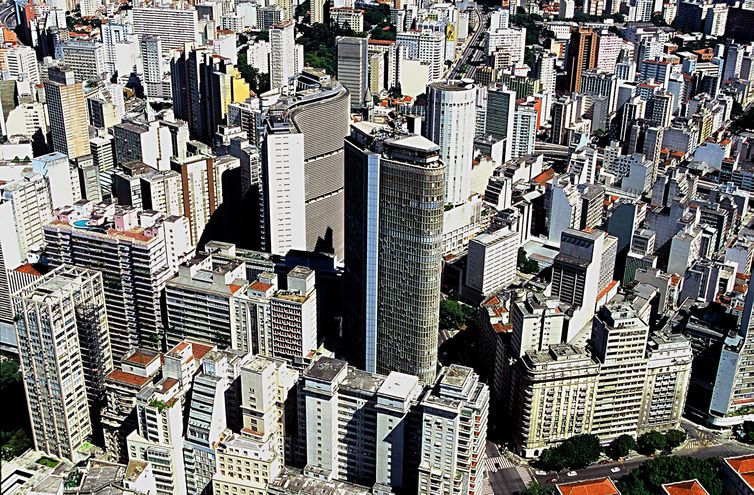 - Temperatura caiu para 9,1 graus em São Paulo, mas nas estações meteorológicas na Capela do Socorro e em Perus termômetros marcaram 5,3º e 5,9º stro