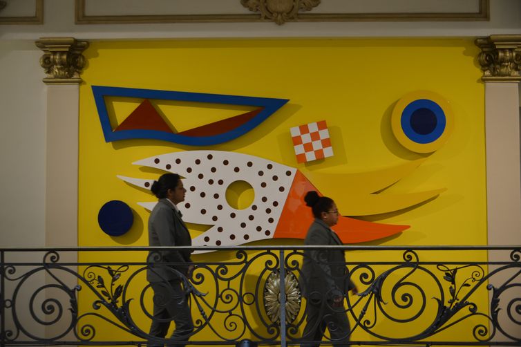 Exposição 100 Anos de Athos Bulcão comemora o centenário de nascimento do artista e propõe um profundo mapeamento e imersão na diversidade de seus trabalhos e técnicas, no Centro Cultural Banco do Brasil São Paulo.