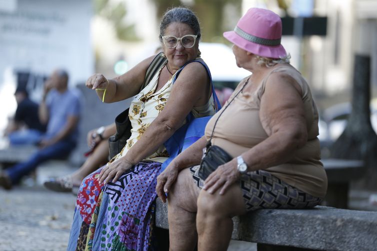 Idosas conversam no Largo do Machado, na zona sul do Rio.