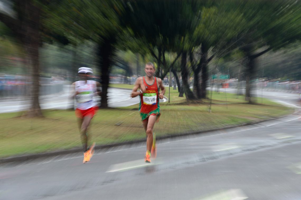 Tânia Rêgo/Agência Brasil Rio de Janeiro - Sob chuva forte atletas da maratona masculina passam pelo aterro do Flamengo (Tânia Rêgo/Agência Brasil)